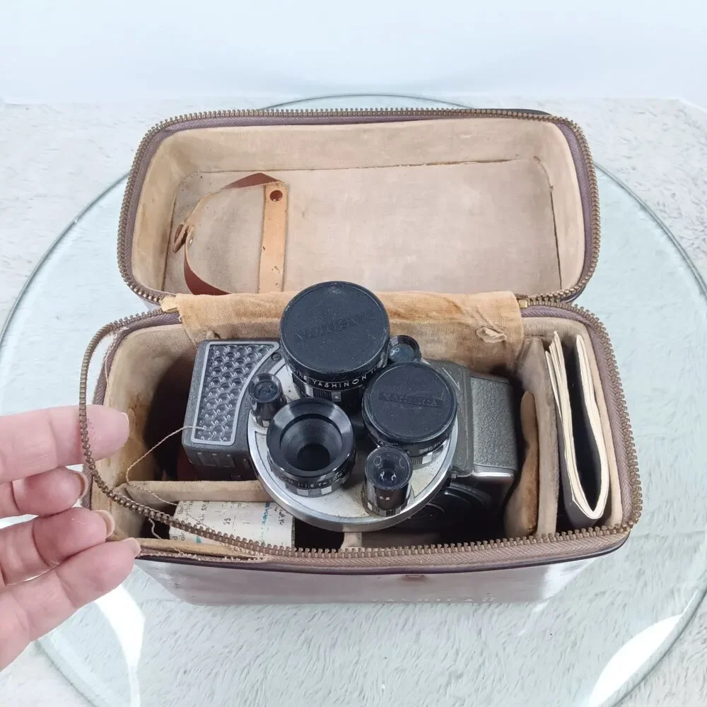 Vintage1950s/60s Yashica 8-E III 8mm wind-up movie camera complete w/ case